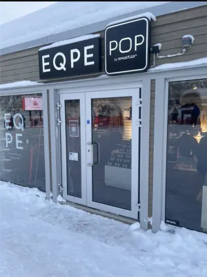 The entrance to EQPE POP by SkiStar with a QR code on the door